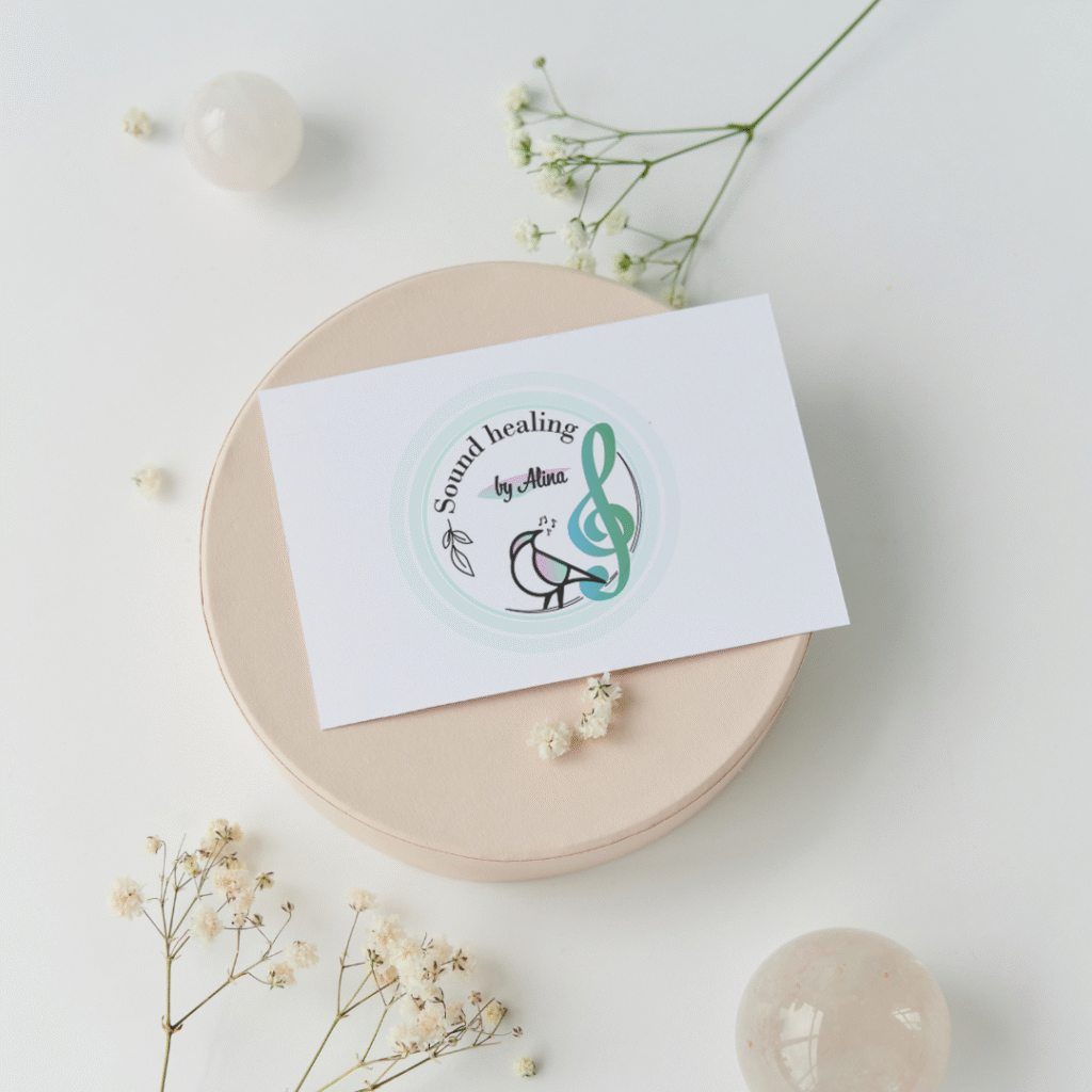 Logo “Sound Healing by Alina” sur carte blanche, identité douce et apaisante.
