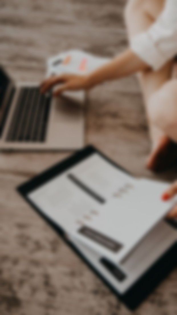 Accompagnement marketing : personne travaillant sur ordinateur avec documents et stratégie visuelle »