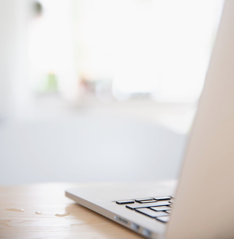 Ordinateur portable ouvert sur bureau clair, illustration des formules de création de sites web WordPress.