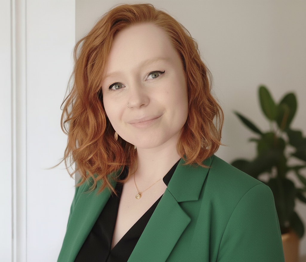Portrait professionnel de la fondatrice du studio Émergence, spécialisée en communication, graphisme et web.
