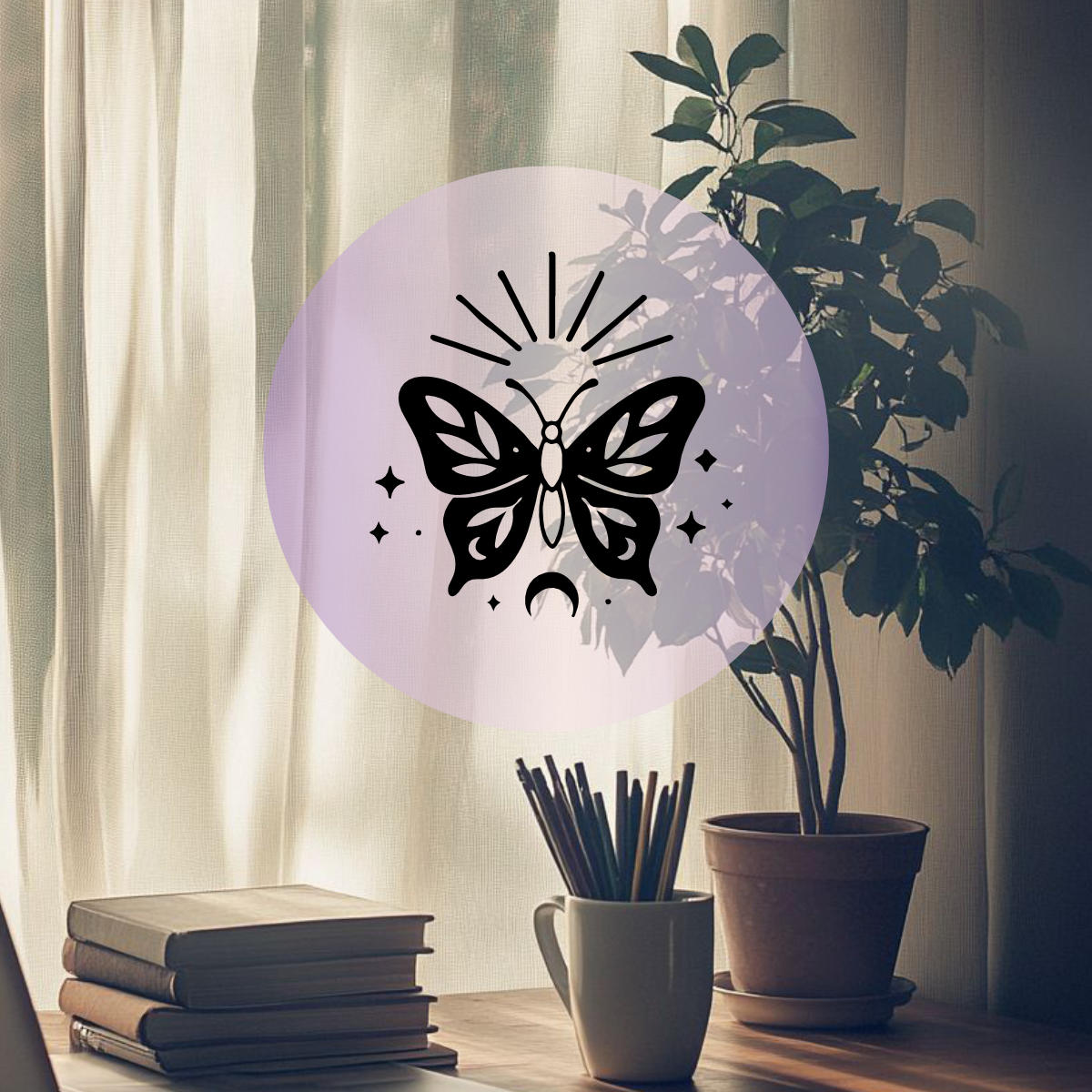 Pictogramme papillon rayonnant sur fond doux avec plante et crayons, symbole d’identité visuelle et de transformation.