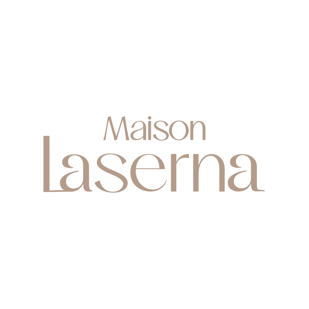 Logo simplifié Maison Laserna en couleur sable minéral, créé dans le cadre d'une identité visuelle par Manon Duchateau - Émergence.