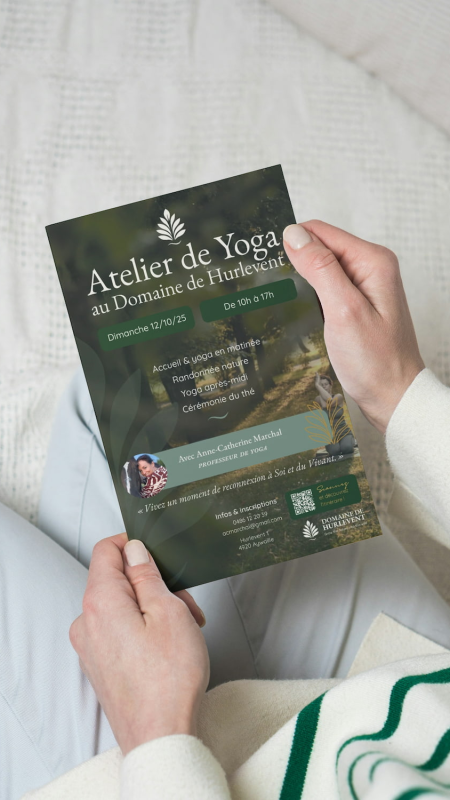 Mains tenant un flyer du Domaine de Hurlevent pour un atelier yoga et randonnée.