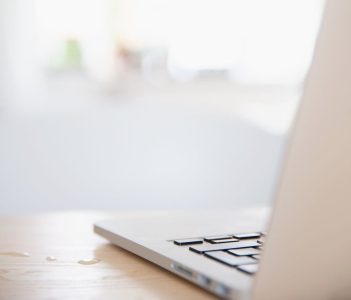 Ordinateur portable sur un bureau clair illustrant la création de site internet WordPress